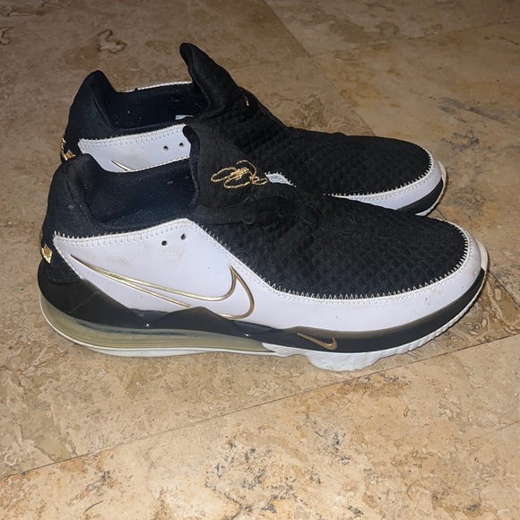 LeBron James nike shoes size 11.5 - Picture 1 of 7